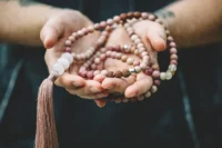 Dificuldade para meditar? Conheça os Japamalas